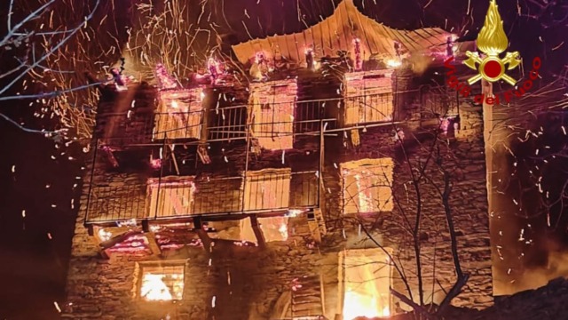 VIDEO – In fiamme stabile di tre  piani e parte del bosco limitrofo:  i vigili del fuoco evitano il peggio