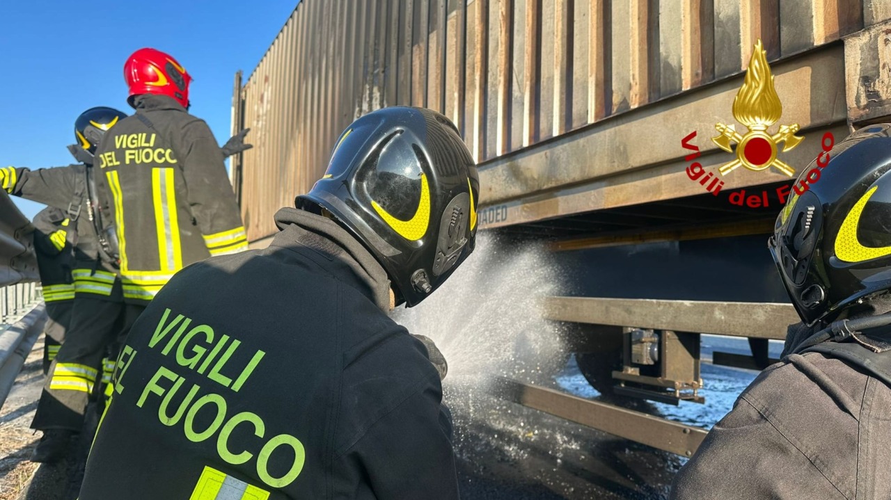 In fiamme il rimorchio di un autorticolato in autostrada: l’intervento dei vigili del fuoco