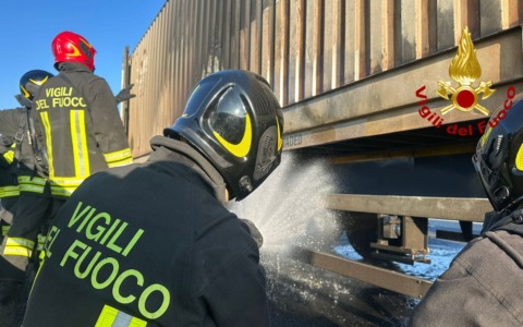 In fiamme il rimorchio di un autorticolato in autostrada: l’intervento dei vigili del fuoco