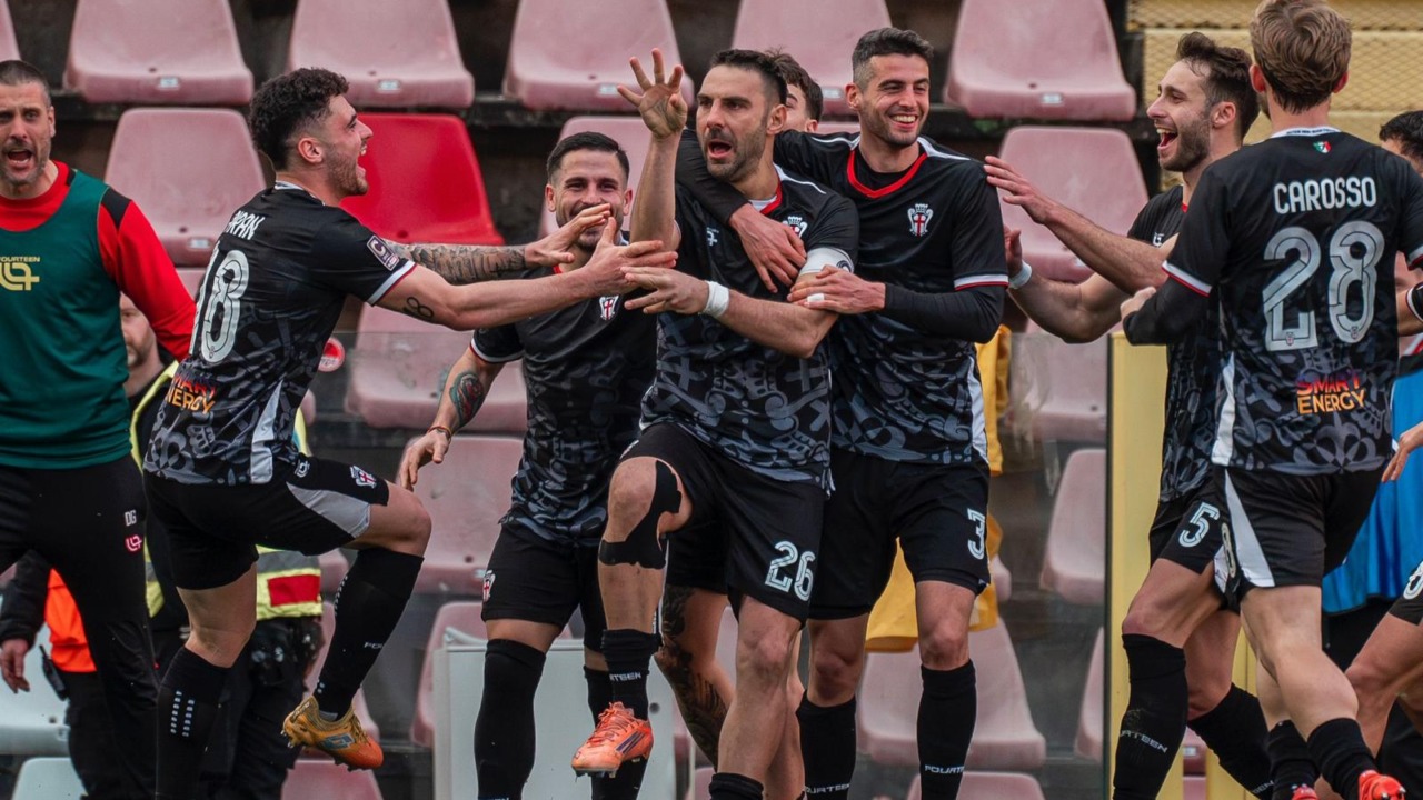 Triestina-Pro Vercelli 2-3, pagelle: passano allenatori, squadre e filosofie, ma Comi resta sempre indispensabile