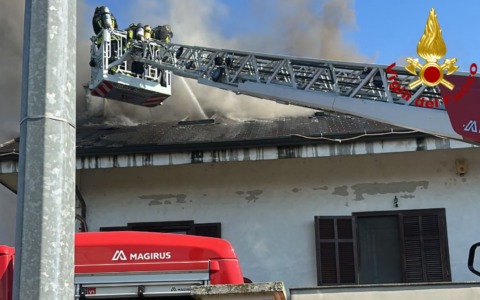 L’incendio al camino si estende a tetto e mansarda: paura a Crova