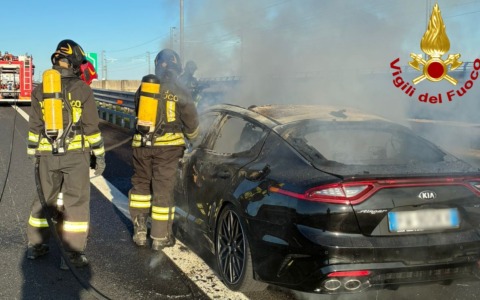 Incendio autovettura sulla A4, intervengono i vigili del fuoco