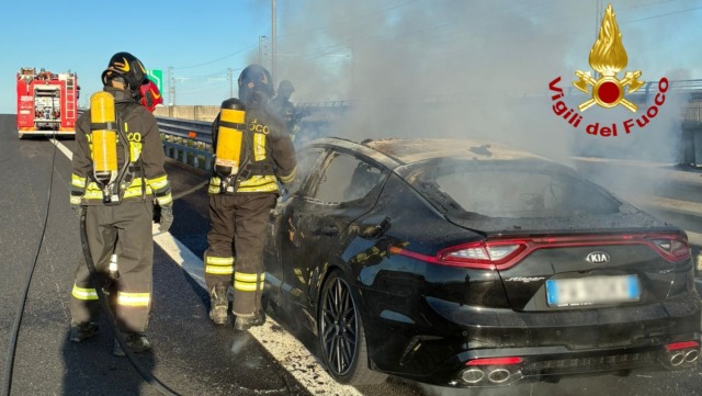Incendio autovettura sulla A4, intervengono i vigili del fuoco