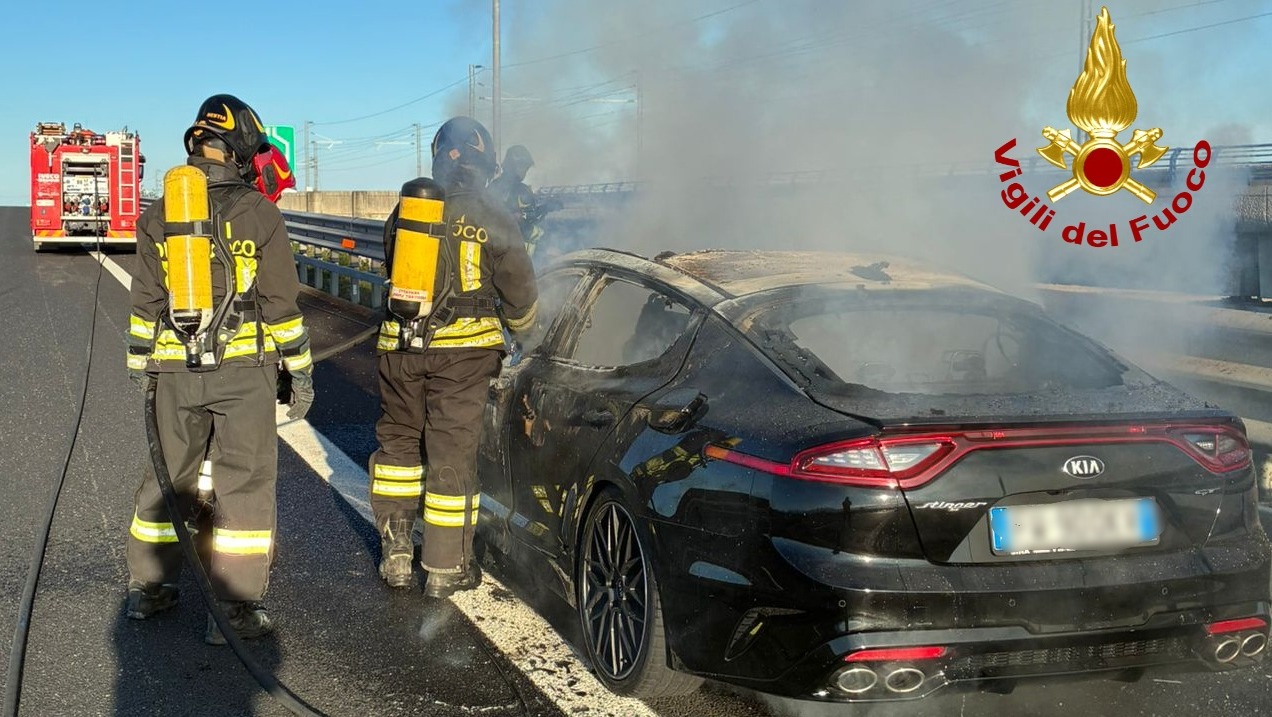 Incendio autovettura sulla A4, intervengono i vigili del fuoco