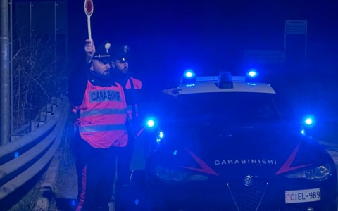 All’alt del Carabinieri gettano dal finestrino dell’auto l’involucro con l’hashish