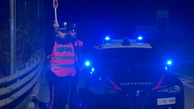 All’alt del Carabinieri gettano dal finestrino dell’auto l’involucro con l’hashish