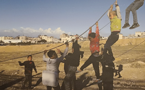 “Qui resteremo”: sabato 28 e domenica 29 marzo, in piazza Cavour, la mostra fotografica sulla guerra a Gaza