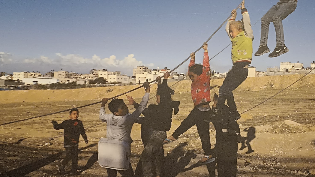 “Qui resteremo”: sabato 28 e domenica 29 marzo, in piazza Cavour, la mostra fotografica sulla guerra a Gaza