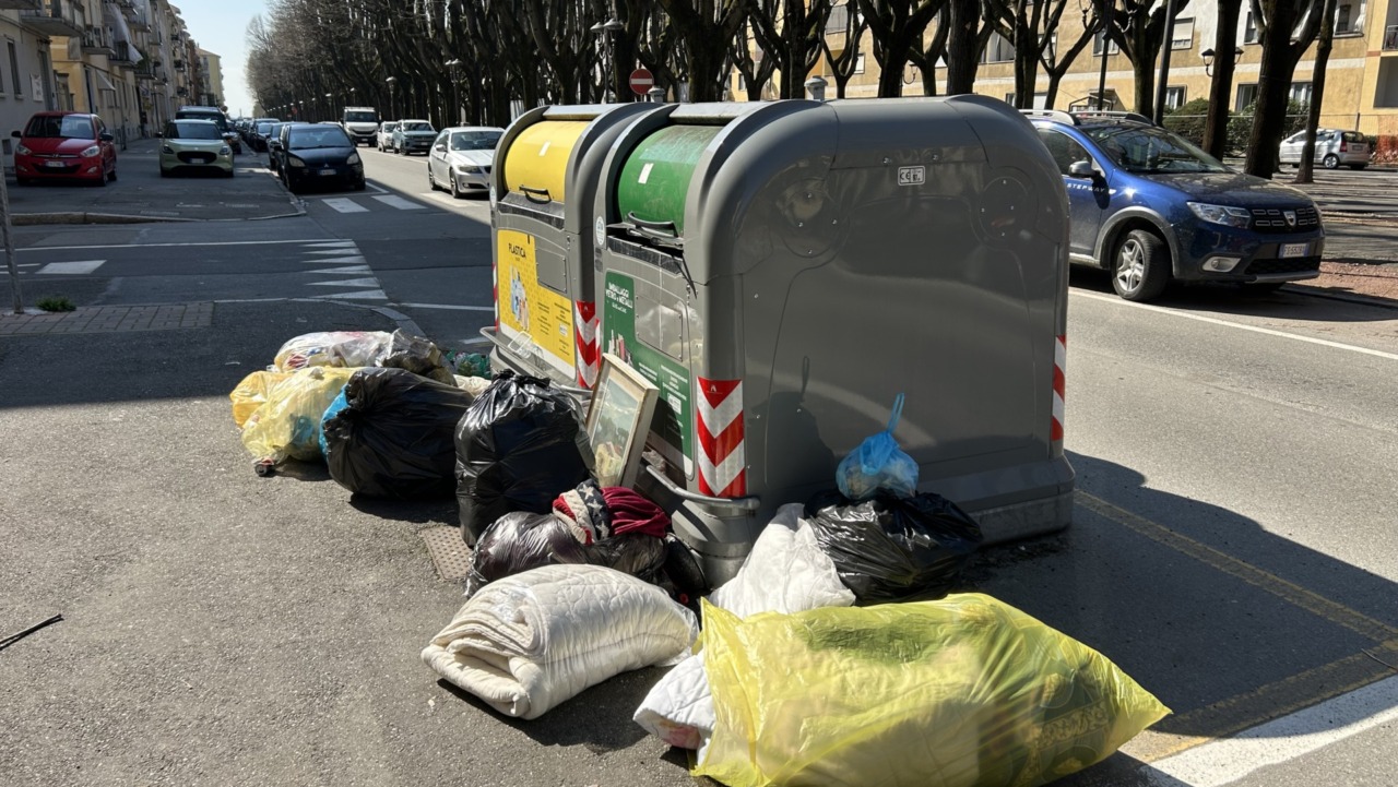 Rifiuti gettati senza ritegno in viale Rimembranza: al civico 109 la situazione è allarmante