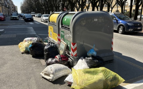 Rifiuti gettati senza ritegno in viale Rimembranza: al civico 109 la situazione è allarmante