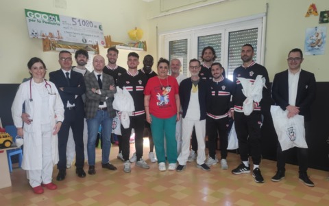 La Pro Vercelli in visita alla Pediatria del Sant’Andrea: in dono le uova di Pasqua ai piccoli ricoverati