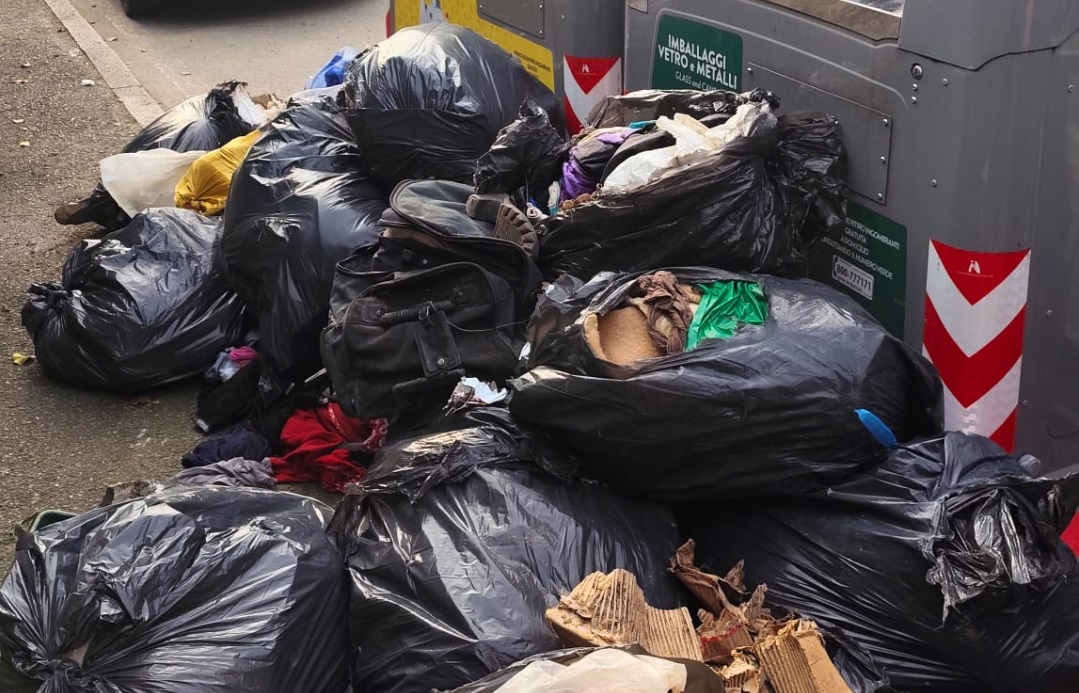 Trenta sacchi neri abbandonati in poche ore: due furbi multati