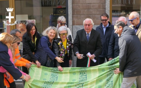 “Endopank”: inaugurata la panchina gialla per sensibilizzare sull’endometriosi