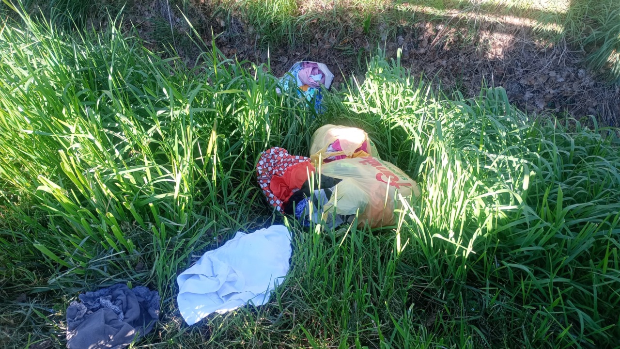 Vestiti e rifiuti nel canale di corso Salamano