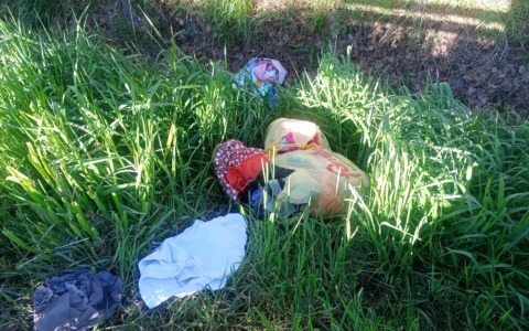 Vestiti e rifiuti nel canale di corso Salamano