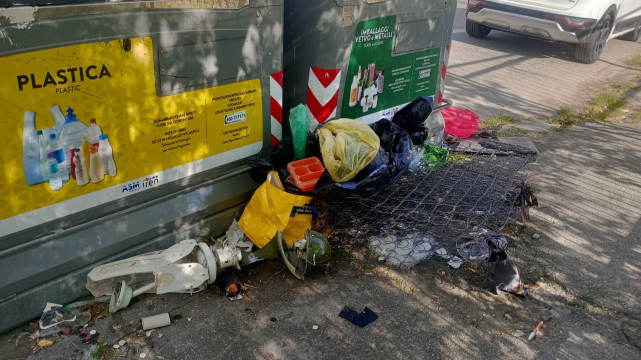 Due cassonetti quasi inagibili per colpa dei soliti incivili