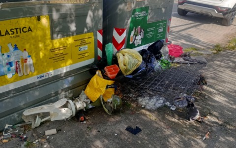 Due cassonetti quasi inagibili per colpa dei soliti incivili