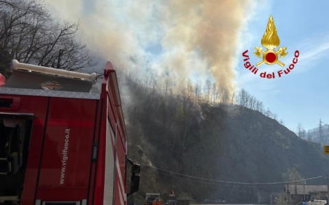A Cravagliana da 24 ore si lotta per estinguere un incendio boschivo