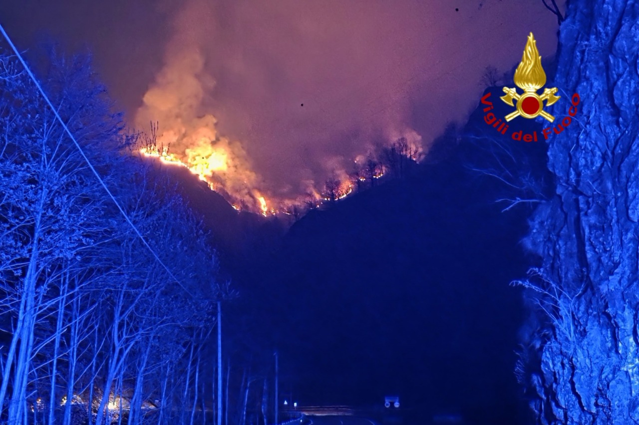 Incendio Cravagliana: si lotta contro le fiamme in Val Mastallone, quattro elicotteri impegnati