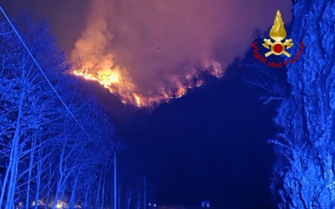 Incendio Cravagliana: si lotta contro le fiamme in Val Mastallone, quattro elicotteri impegnati