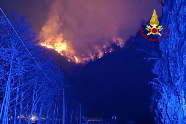 Incendio Cravagliana: si lotta contro le fiamme in Val Mastallone, quattro elicotteri impegnati