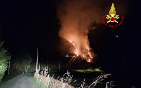 Incendio boschivo a Quarona lambisce le abitazioni: domato dai Vigili del Fuoco