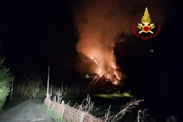 Incendio boschivo a Quarona lambisce le abitazioni: domato dai Vigili del Fuoco