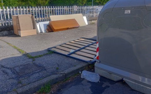 Incivili vs cassonetti: una battaglia strada per strada…