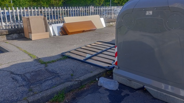 Incivili vs cassonetti: una battaglia strada per strada…