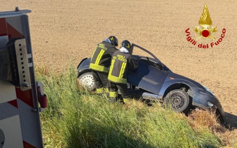Incidente nel pomeriggio: una persona ferita estratta dall’auto