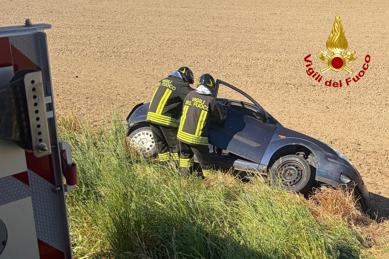 Incidente nel pomeriggio: una persona ferita estratta dall’auto