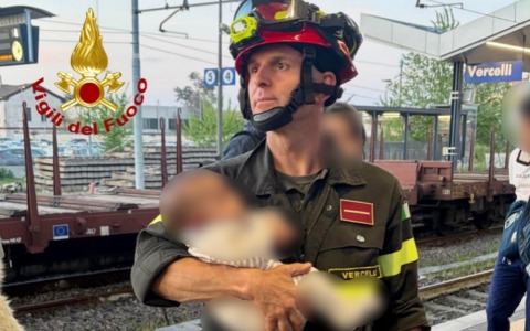 Treno in avaria a 500 metri dalla stazione di Vercelli: l’intervento dei Vigili del Fuoco