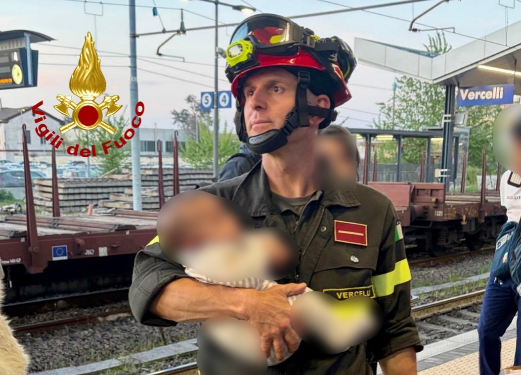 Treno in avaria a 500 metri dalla stazione di Vercelli: l’intervento dei Vigili del Fuoco