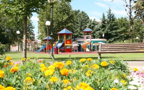 Parco Jacopo Durandi: a Santhià in arrivo nuovi giochi inclusivi, una nuova teleferica e la copertura per l’area giochi