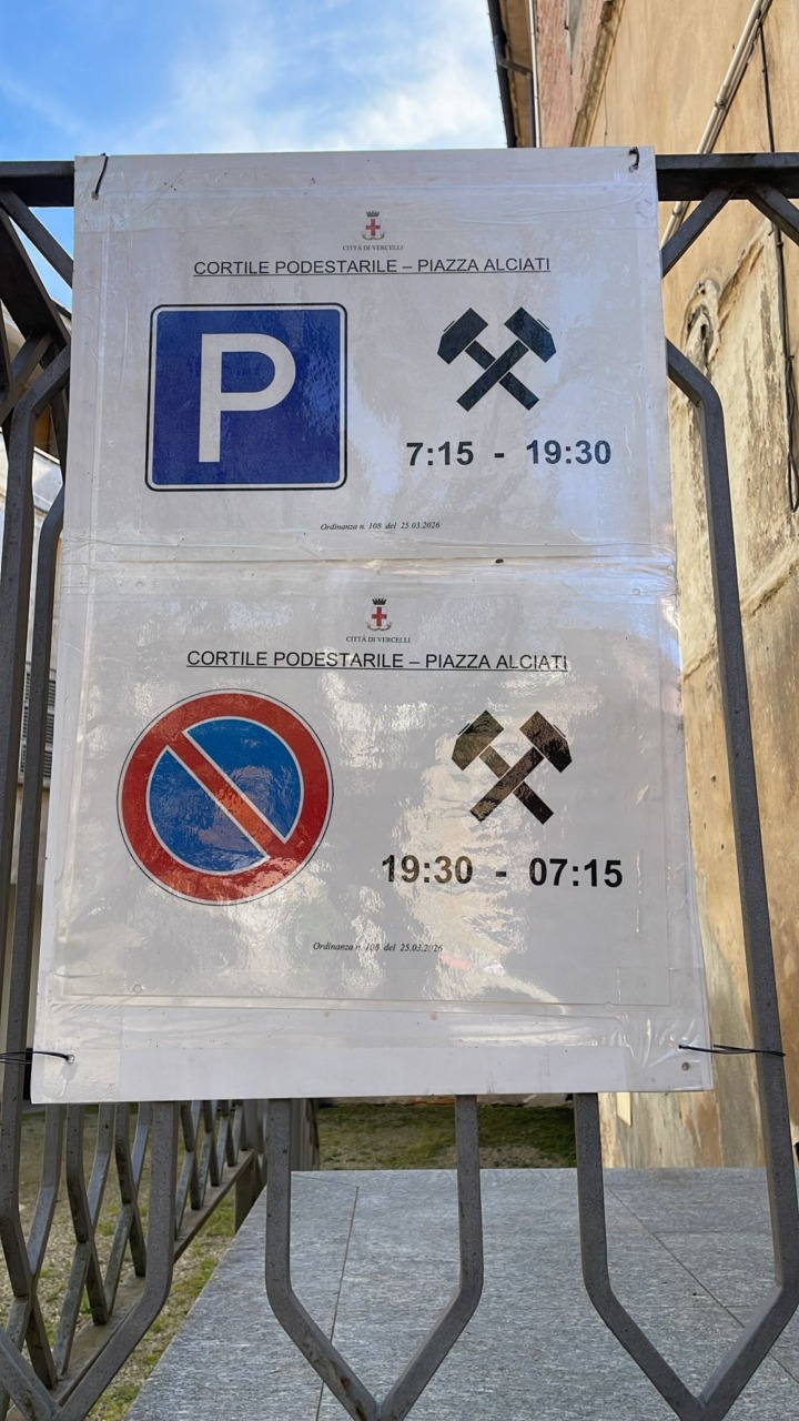 Ha riaperto il parcheggio gratuito nel cortile del Comune con ingresso da piazza Alciati