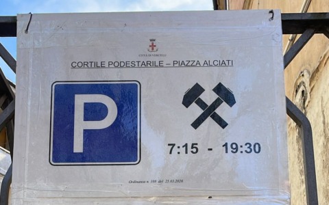 Ha riaperto il parcheggio gratuito nel cortile del Comune con ingresso da piazza Alciati