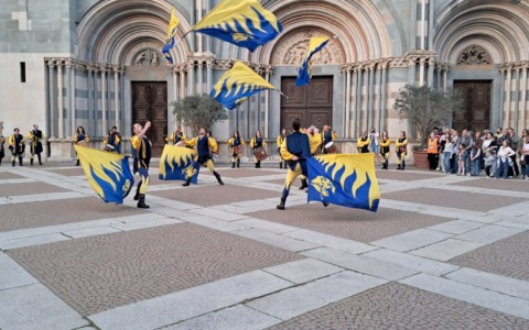 In migliaia alla prima serata del week-end medievale