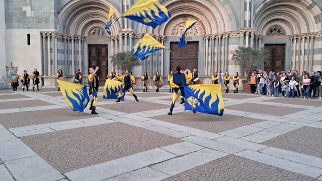 In migliaia alla prima serata del week-end medievale