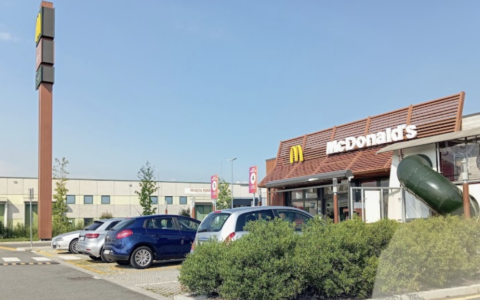 Solidarietà sul territorio: rinnovata la collaborazione tra Comune e McDonald’s a sostegno delle famiglie santhiatesi