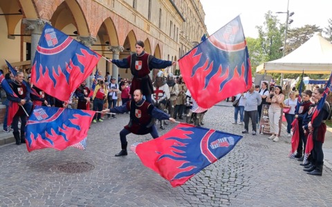 Vercellae Hospitales fa il pieno fra cortei, bandiere e duelli di cavalieri