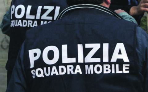 Si nasconde in cantina per sfuggire all’arresto, ma la Polizia lo scopre