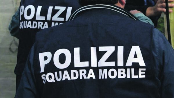Si nasconde in cantina per sfuggire all’arresto, ma la Polizia lo scopre
