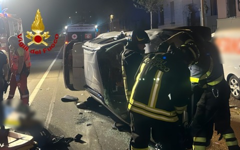 Un’auto si ribalta nella notte in città