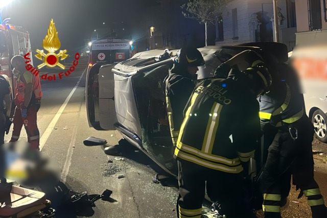 Un’auto si ribalta nella notte in città