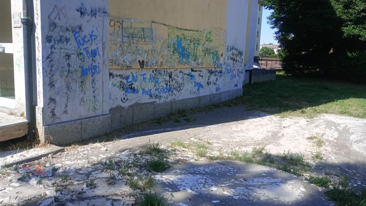 Ai Cappuccini: “La fogna ha tracimato, ora è restato un fango bianco”