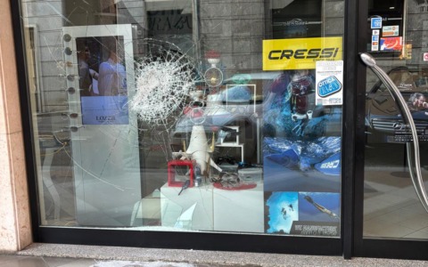 La “banda della domenica notte” colpisce ancora, in centro: spaccata all’ottica Trabuio