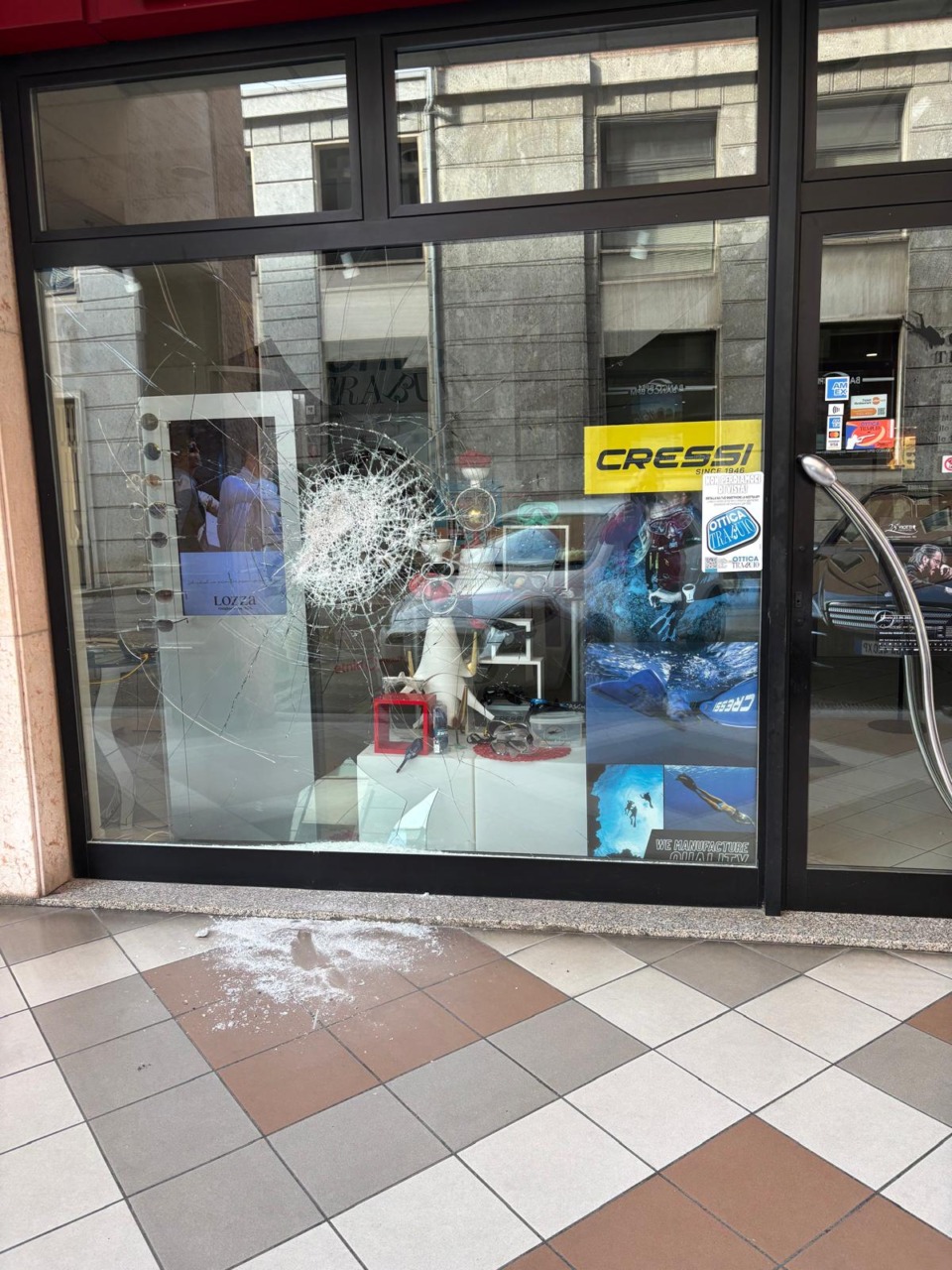 La “banda della domenica notte” colpisce ancora, in centro: spaccata all’ottica Trabuio