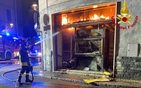 I Vigili del Fuoco di Vercelli in ausilio dei colleghi di Alessandria per il maxi incendio in centro a Casale