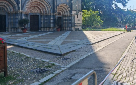 Cadono calcinacci dalla facciata della basilica di S. Andrea. Droni per stabilirne i motivi