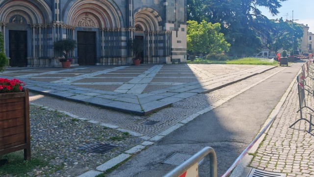 Cadono calcinacci dalla facciata della basilica di S. Andrea. Droni per stabilirne i motivi